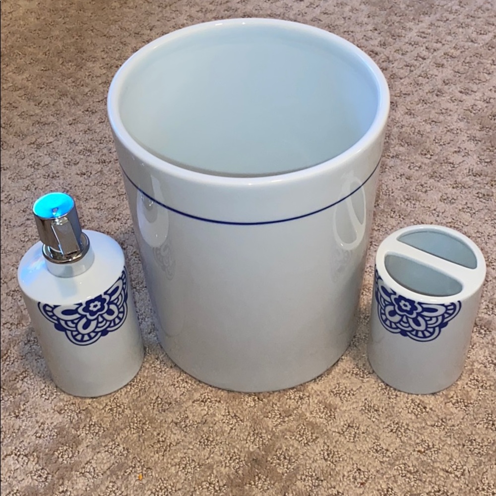 White and blue bathroom decor - FREE
